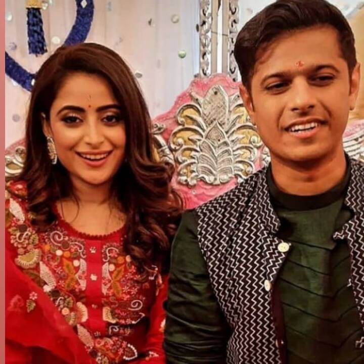 दोनों अपनी शादी के मौके पर काफी खुश नजर आ रहे थे. उनके चेहरे की खुशी बता रही हैं कि वो अपने शादी को लेकर कितने एक्साइटेड हैं.