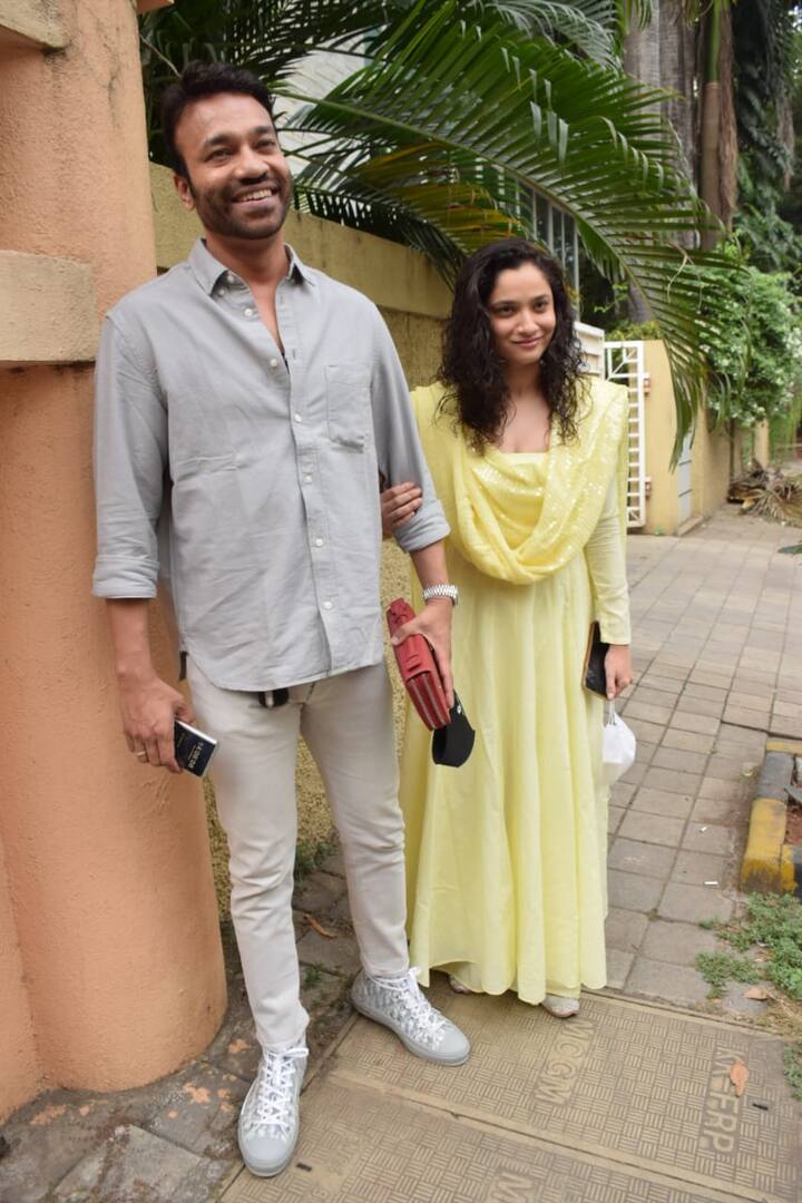 अंकिता लोखंडे इस दौरान पीले रंग के सूट में काफी खूबसूरत दिखाई दे रही थीं.