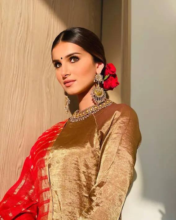 फोटोमध्ये तारा सुतारिया तिच्या कपाळावर काळी टिकली आणि केसात लाल गुलाब घातलेला दिसत आहे