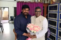 Chiranjeevi: 'సిరివెన్నెల' మనకిక లేదు.. సాహిత్యానికి ఇది చీకటి రోజు