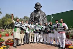 Parliament Winter Session 2021 : শীতকালীন অধিবেশনের দ্বিতীয় দিনও উত্তপ্ত আবহ, গাঁধী মূর্তির সামনে জড়ো হয়ে প্রতিবাদ বিরোধী সাংসদদের