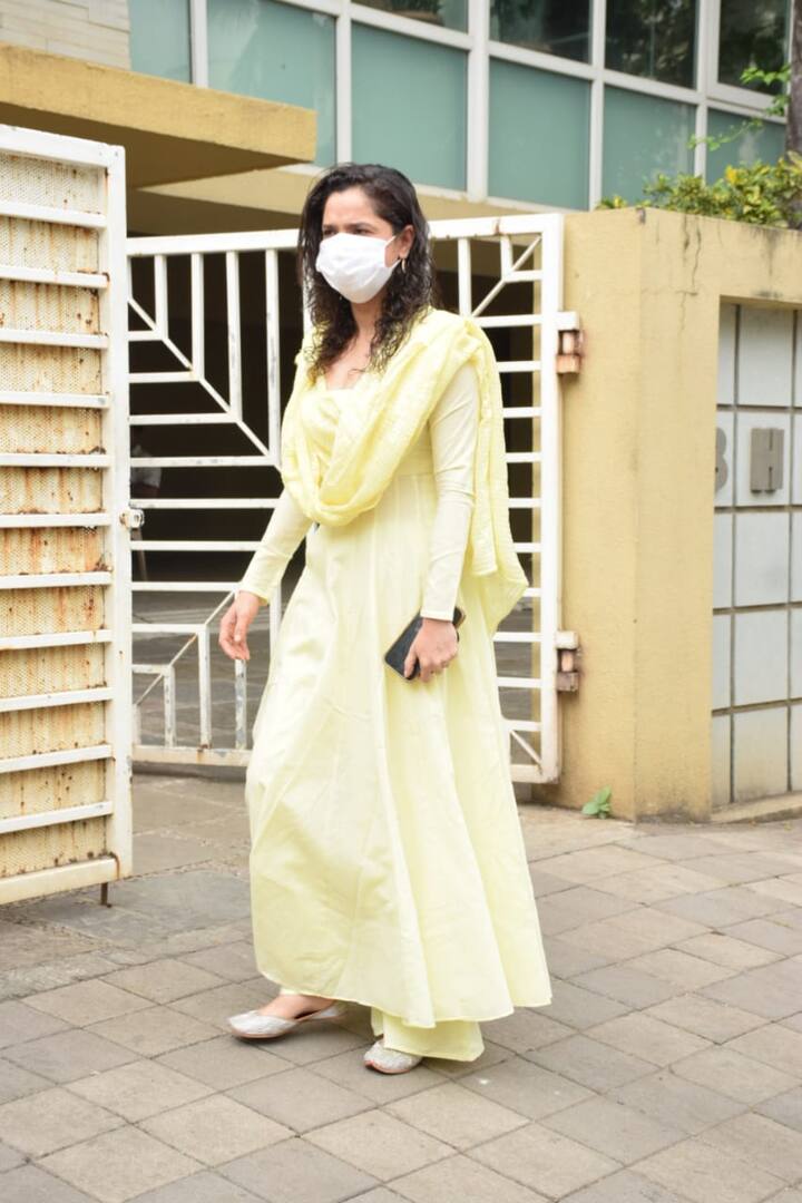 Ankita and Vicky Jain have been recently spotted giving away wedding invitations in the city. The couple was spotted arriving at producer Kamal Jain’s house earlier today to invite him for their wedding. (Image courtesy – Manav Manglani)