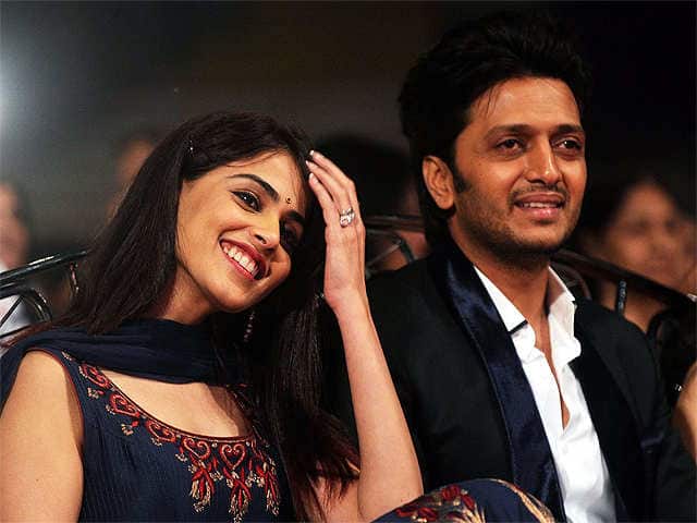 Hyderabad Airport पर Genelia की जगह किसी और को Riteish Deshmukh ने समझ लिया था अपनी हिरोइन, ऐसे पहली बार मिले थे लवबर्ड Genelia and Riteish Deshmukh first met in hyderabad airport, revealed first meeting at kapil sharma show Hyderabad Airport पर Genelia की जगह किसी और को Riteish Deshmukh ने समझ लिया था अपनी हिरोइन, ऐसे पहली बार मिले थे लवबर्ड