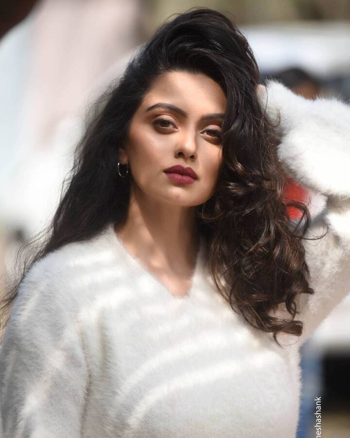 अभिनेत्री श्रुती मराठे सध्या सोशल मीडियावर चांगलीच सक्रीय असते, नुकतंच तिने तिचं एक खास फोटोशूट सोशल मीडियावर शेअर केलेत. (photo: shrumarathe/ig)