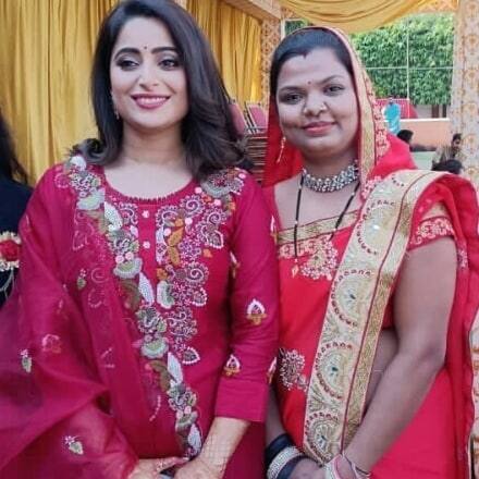 ऐश्वर्या शर्मा भी अपनी शादी के मौके पर कई रिश्तेदारों के साथ पोज देते दिखाई दीं.