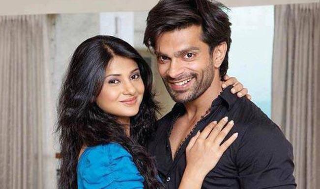 करण सिंह और जेनिफर विंगेट की लव स्टोरी काफी विवादों से भरी रही. दिल मिल गए के सेट पर इनकी मुलाकात हुई थी. शादी के कुछ साल बाद ही ये कपल अलग हो गए.