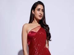 Pragya Jaiswal Photos: ఎర్ర మందారంలా కంది పోయిన అఖండ భామ ప్రగ్యా
