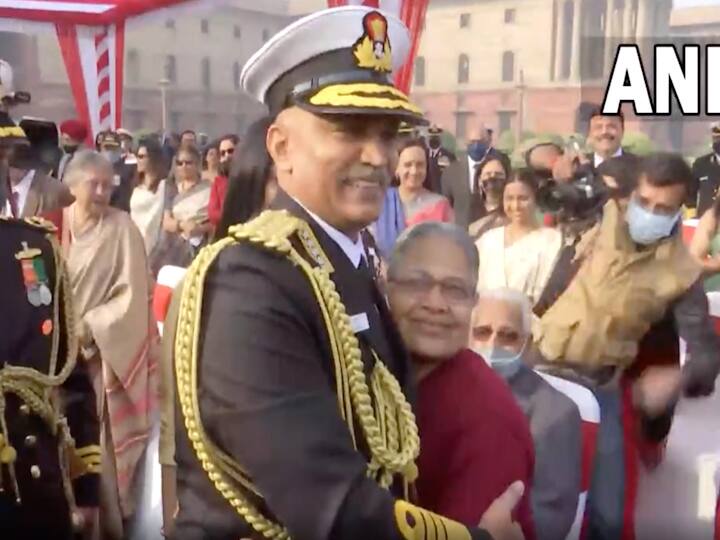 Admiral R Hari Kumar takes blessings from his mother on taking charge as the new Chief of Naval Staff माँ तुझे सलाम! नौदल प्रमुख पदाचा पदभार स्वीकारताना Admiral Hari Kumar यांनी घेतला आईचा आशीर्वाद