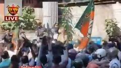Siliguri: পুরসভা অভিযানে পুলিশি বাধার প্রতিবাদ, গাঁধীমূর্তির সামনে অবস্থান বিজেপির| Bangla News