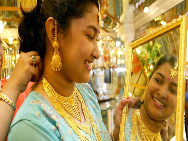 Gold Price drop by Rs 880 Check Gold Rate today March 10 Chennai tamil nadu Gold Price Drop: தங்கம் வாங்குபவர்களுக்கு ஒரு நல்ல செய்தி... 5,000-க்கும் கீழ் குறைந்த தங்கம் விலை