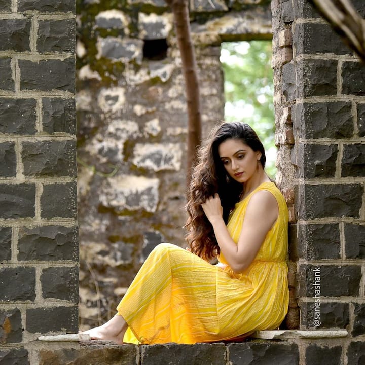 मराठी चित्रपटसृष्टीसोबतच दाक्षिणात्य सिनेमांमध्येही श्रुतीने काम केले आहे,  दाक्षिणात्य चित्रपटांमध्ये श्रुती प्रकाश म्हणून तिची ओळख आहे. 'इंदिरा विजहा', 'प्रेम सूत्र' हे श्रुतीचे तामिळ भाषेतले काही गाजलेले सिनेमे आहेत. (photo: shrumarathe/ig)