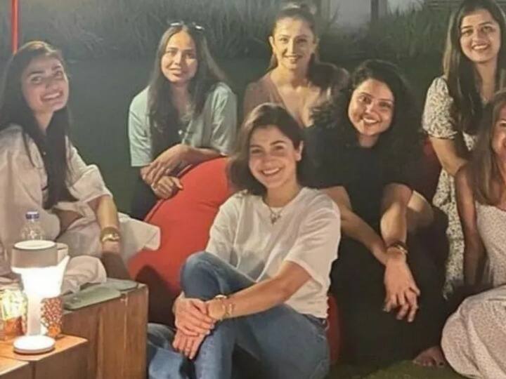 टीम इंडिया के क्रिकेटर्स जहां अपने खेल से मैदान पर सुर्खियां बटोरते हैं. वहीं इनकी वाइफ और गर्लफ्रेंड्स भी कम चर्चाओं में नहीं रहतीं. जी हां, क्रिकेट टूर के दौरान विराट कोहली (Virat Kohli) से लेकर रोहित शर्मा (Rohit Sharma) तक की फैमिली अक्सर एक दूसरे के साथ समय बिताती नजर आती है.