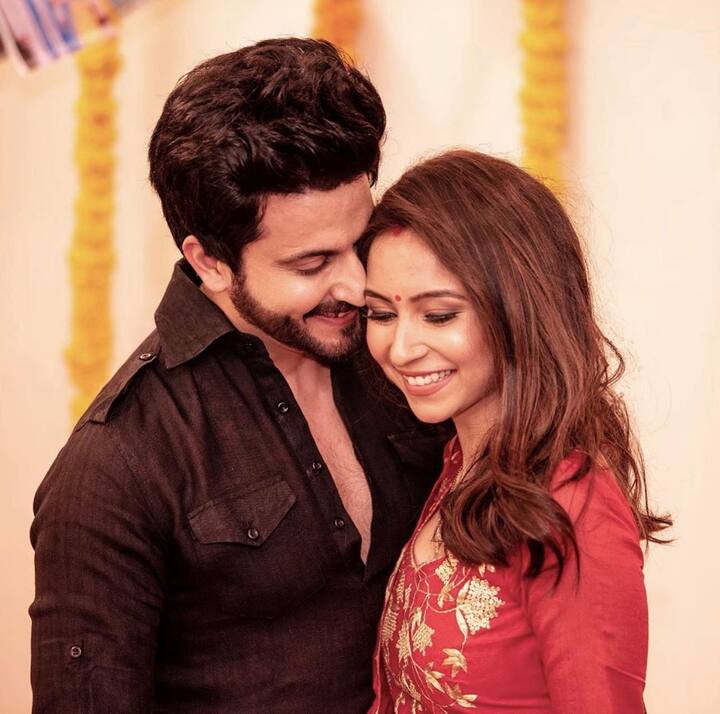 माता-पिता के चरणों में स्वर्ग के सेट पर कुंडली भाग्य फेम धीरज धूपर और विन्नी की लव स्टोरी शुरू हुई थी. दोनों की दोस्ती प्यार में बदली और कपल ने शादी का फैसला ले लिया.