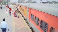 Purulia: চলন্ত ট্রেন থেকে লাফিয়ে আর একটু হলেই চাকার তলায়! পরিত্রাতা RPF কনস্টেবল | Bangla News