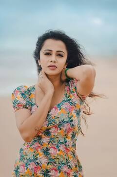 Anjana pics: அஞ்சனாவின் பீச் போட்டோஷூட்..ஒவ்வொரு போஸூம் கொலமாஸு சாரே..!