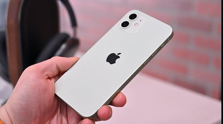 ਇੱਕ ਆਈਫੋਨ ਵਿੱਚ ਸਭ ਤੋਂ ਮਹਿੰਗਾ ਹਿੱਸਾ ਮਾਡਮ ਹੈ। ਇਸ ਦੇ 5ਜੀ ਮਾਡਮ ਦੀ ਕੀਮਤ ਲਗਭਗ 90 ਡਾਲਰ ਹੈ, ਜੋ ਕਿ ਭਾਰਤੀ ਮੁਦਰਾ ਦੇ ਅਨੁਸਾਰ ਲਗਭਗ 6700 ਰੁਪਏ ਹੈ।