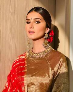 Tara Sutaria : तारा सुतारियाचा पारंपारिक लूक, दिसतेय अप्सरेसारखी सुंदर!