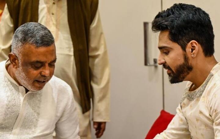 গত ৯ ডিসেম্বর সাতপাকে বাঁধা পড়েন তাঁরা । বিয়ের রাতে দেবলীনা পরেন কাতান বেনারসী। সাজেন এক্কেবারে ট্র্যাডিশনাল বাঙালি সাজে।