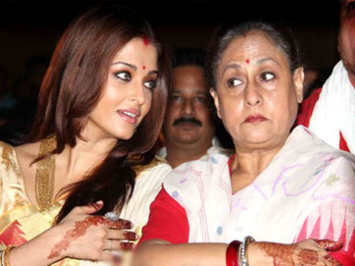 बॉलीवुड एक्ट्रेस जया बच्चन ने एक इंटरव्यू में अपनी बहू के बारे में कई राज़ खोले थे. शो का नाम था कॉफी विद करण, जिसमें अमिताभ बच्चन, जया बच्चन, अभिषेक बच्चन, ऐश्वर्या राय बच्चन और श्वेता बच्चन-नंदा नजर आए थे.