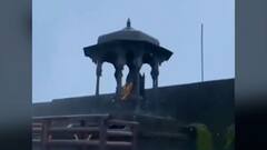 Raigad Viral Video : दुर्गराज रायगड आणि शिवछत्रपतींचा मोहक पुतळा रायगडवरच्या मुसळधार पावसाचा 'हा' व्हिडीओ होतोय व्हायरल