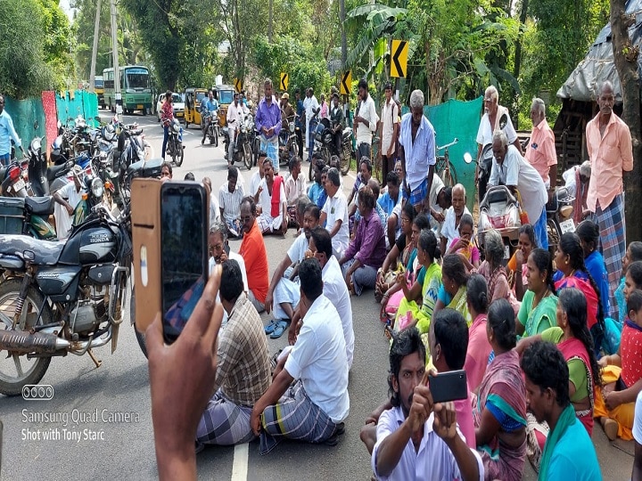 மழை நிவாரணம் வழங்குவதில் முறைகேடு - திருவாரூரில் விவசாயிகள் சாலை மறியல்