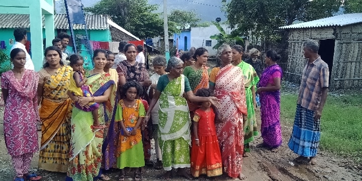 தருமபுரி: இடிந்து விழும் நிலையில் இருளர் குடியிருப்பு - புதுப்பித்து தர முதலமைச்சருக்கு கோரிக்கை