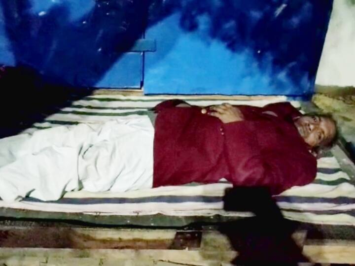 Firozabad old man did not get shelter in the temporary night shelter know reason ANN Firozabad News: 4 दिन पहले बने अस्थाई रैन बसेरे में नहीं मिला आसरा, ठंड में सड़क किनारे सोने को मजबूर हुए बुजुर्ग