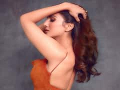 Vaani Kapoor Photos: పూల టాప్ లో అదరహో అనిపిస్తోన్న పొడుగుకాళ్ల సుందరి