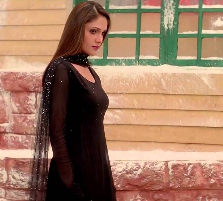 बॉलीवुड की खूबसूरत और क्यूट एक्ट्रेस संदली सिन्हा ने अपनी बेहतरीन एक्टिंग से लाखों लोगों के दिलों में जगह बनाई हैं. बता दें कि संदली का जन्म बिहार के मुजफ्फरपुर में हुआ था. उनकी पहली बॉलीवुड फिल्म 'तुम बिन' थी. जो काफी हिट भी हुई थी. इन दिनों संदली फिल्मों से दूर बिजनेस संभाल रही हैं.