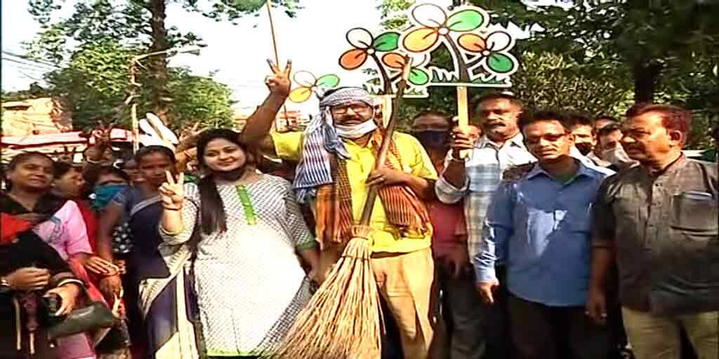 The TMC Candidate went from house to house with a broom in his hand and asked for votes KMC Election: পুরভোটের প্রচারে চমক, ঝাঁটা হাতে বাড়ি বাড়ি গিয়ে ভোট চাইলেন তৃণমূল প্রার্থী