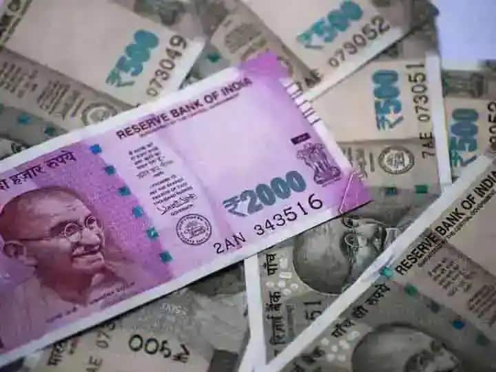 जैसे हम किसी सफर के दौरान सारे पैसे एक साथ न रखकर अलग-अलग बैग या पर्स में रखते हैं, ठीक इसी तरह की अप्रोच घर चलाते समय भी रखनी चाहिए. सारे पैसे को किसी एक जगह निवेश न करके अलग-अलग बचत या निवेश इंस्ट्रूमेंट्स में रखें. उदाहरण के लिए बैंक एफडी हो तो पीपीएफ भी हो, म्यचूअल फंड हो तो डेट फंड में भी पैसा लगाते रहें. सरकारी स्कीमों में से अपनी जरूरतों के हिसाब से चुनकर निवेश करें. निवेश का एक बहुत बड़ा रूल है कि सारे अंडों को एक टोकरी में नहीं रखना चाहिए तो इसका अर्थ अब आप समझ गए होंगे.