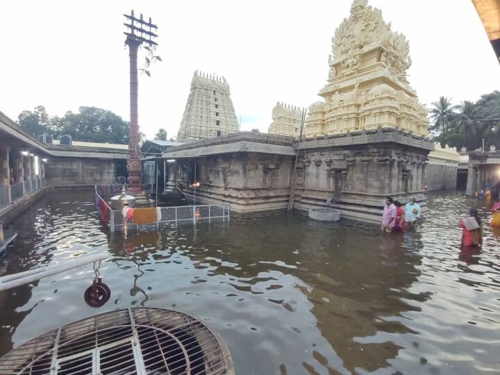 Floods at Vellore Fort and Jalakandeshwara Temple - Permission denied to devotees வேலூர் கோட்டை, ஜலகண்டேஸ்வர் கோயிலுக்குள் புகுந்த வெள்ளம் - பக்தர்களுக்கு அனுமதி மறுப்பு