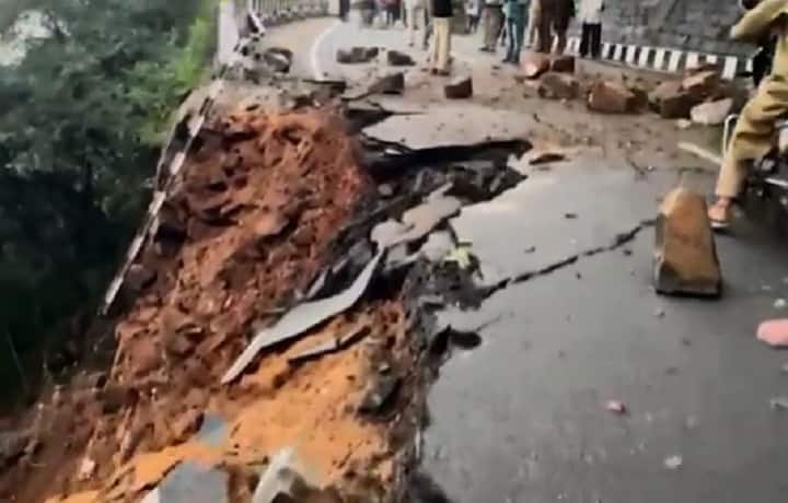 Landslide Enroute Tirumala And Tirupathi, Heavy Rains Cited As The Reason | திருப்பதி  மலைப்பாதையில் திடீர் மண் சரிவு... தகர்ந்த மலைப்பாதை!