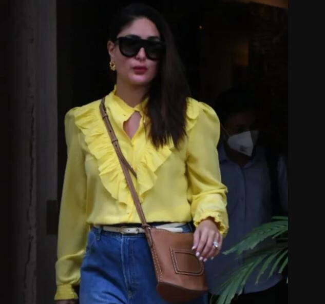 ग्रुप फोटो में करीना ब्राइट येलो टॉप और डेनिम पहनी दिखाई दे रही थीं. उन्होंने एक क्रॉस बॉडी बैग भी कैरी किया हुआ है. करीना ने इस प्लेटाइम की फोटो सोशल मीडिया पर खुद शेयर की और लिखा, Hamleys is a forever favourite.