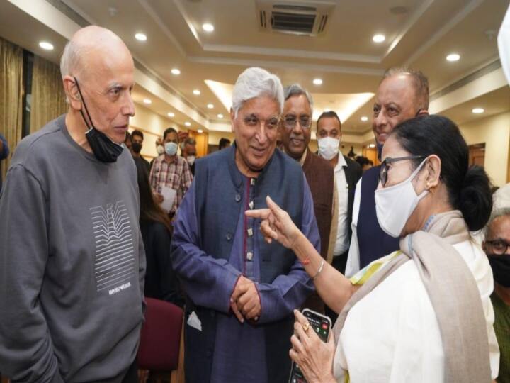 टीएमसी सुप्रीमो ने मुंबई के तीन दिन के प्रवास के दूसरे दिन यहां समाज के लोगों से बातचीत की. बातचीत के दौरान फिल्म निर्माता महेश भट, गीतकार जावेद अख्तर, अभिनेता शत्रुघ्न सिन्हा, अभिनेत्री ऋचा चड्ढा, स्वरा भास्कर, कॉमेडियन मुनव्वर फारूकी और सुधींद्र कुलकर्णी मौजूद थे.