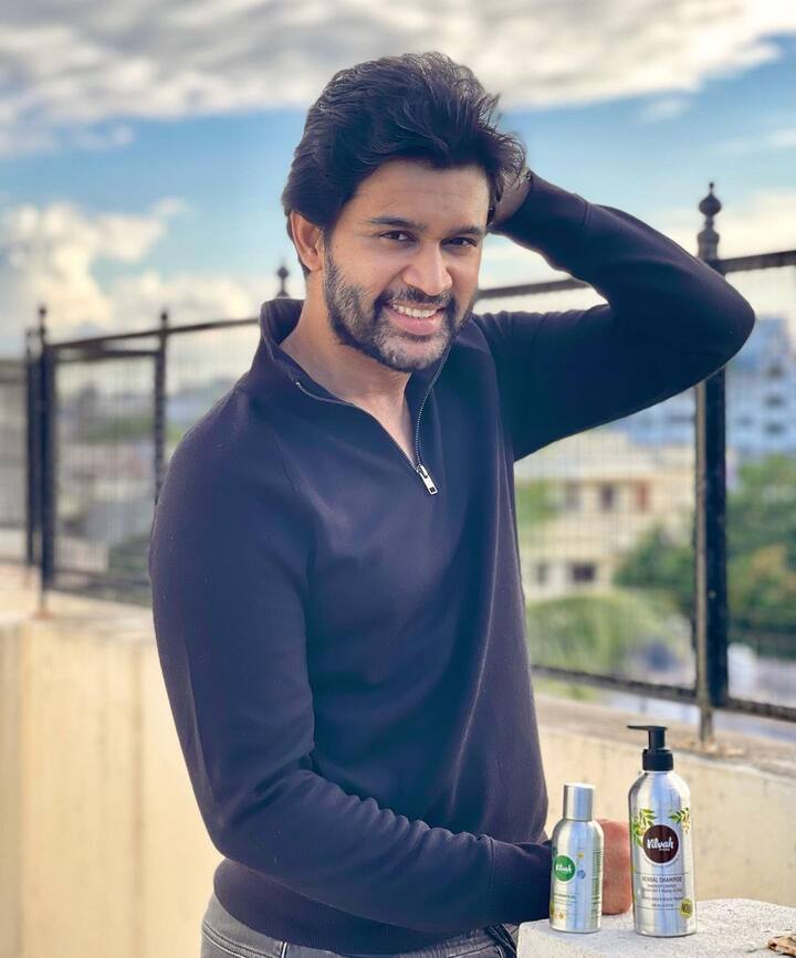 బిగ్బాస్ 4 కంటెస్టెంట్గా అడుగుపెట్టి విన్నర్ గా నిలిచాడు. (Image credit: Abhijeeth/Instagram)