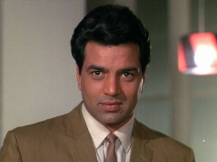 हम अपनी इस स्टोरी में सबसे पहले बात करेगे बॉलीवुड के सुपरमैन धर्मेंद्र की. बॉलीवुड के वीरु धर्मेंद्र को डांस करना नहीं आता था वो जिस भी फिल्म को साइन करते थे तो उनकी सबसे पहले डीमांड ये होती थी कि फिल्म में उन से कोई डांस नहीं करवाए. ऐसा भी कहा जाता है कि धर्मेंद फिल्में साइन करने से पहले ही डायरेक्टर से कह देते थे कि फिल्म में उनका डांस नहीं डाला जाए. उसके बावजूद भी फिल्म के डायरेक्टर उनसे देसी स्टाइल में ही डांस करवा लेते थे, लेकिन धर्मेंद्र को क्या पता था उनका देसी डांस ही दर्शकों के सिर चढ़कर बोलेगा.