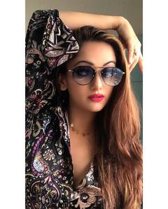 Manasi Naik: 'काला चष्मा' घालून सोशल मीडियावर मानसीची हवा!
