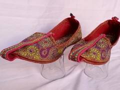 Jodhpur News: देश ही नहीं विदेश में भी काफी फेमस हैं जोधपुर की मोजड़ी, इस खास तरीके की जाती हैं तैयार