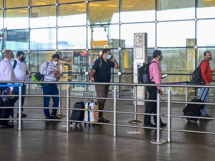Omicron India: 6 passengers from At Risk Countries Tested Coronavirus Positive ANN Omicron: 'एट रिस्क' देशों से आए 3476 यात्रियों में से 6 में कोरोना की पुष्टि, जीनोम सिक्वेंसिंग के लिए भेजे गए सैंपल
