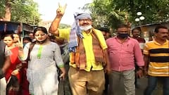 Kolkata Municipal Election: প্রচারে চমক! ঝাঁটা হাতে বাড়ি বাড়ি গেলেন ১৪ নং ওয়ার্ডের TMC প্রার্থী | Bangla News