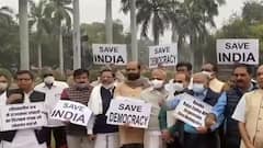 Parliament Session: संसद भवन परिसर में विपक्षी सांसदों का प्रदर्शन, खड़गे बोले- निलंबन कानून के तहत नहीं हुआ