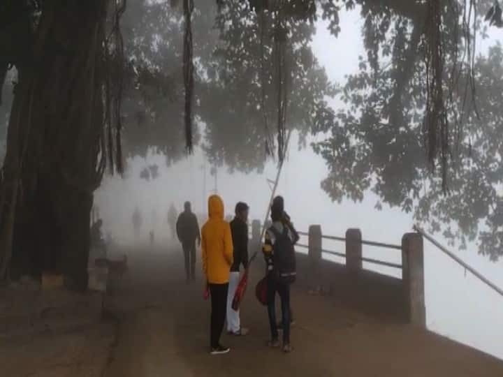 হিসেব মতো কনকনে ঠাণ্ডায় যখন জবুথবু হওয়ার কথা, তখন দিনের বেলা শীতকাল বলে টের পাওয়াই দায়! ঘামঝরা গরম নেই ঠিকই, তবে দুপুরের চড়া রোদে শীতকাল বলে বোঝা কঠিন।