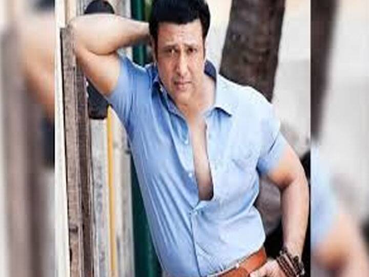 अब बारी आती है बॉलीवुड के चीची यानि की गोविंदा. वैसे तो गोविंदा यूपी-बिहार को लूटने के इरादे से आए थे, लेकिन गोविंदा ने बॉलीवुड में कदम रखते ही अपने लटकों-झटकों से पूरे हिंदुस्तान को लूट लिया. उनके डांस को देखकर हर कोई मंत्रमुग्ध हो जाता था. गोविंदा का डांस इतना फैमस हो गया था की डायरेक्टर उनकी फिल्मों में कम से कम 4-5 गाने रखते थे ताकि उनका डांस दर्शको तक पहुंचे. गोविंदा का डांस स्टाइल भले ही हिप हॉप या फिर रॉक डांस लगता था. आपको बता दें, गोविंदा देसी स्टाइल में डांस करते थे और दर्शकों को उनका डांस बहुत पसंद आता था. गोविंदा के डांस पर हर कोई आज भी फिदा हो जाते हैं जब-जब वो स्टेज पर आते है.