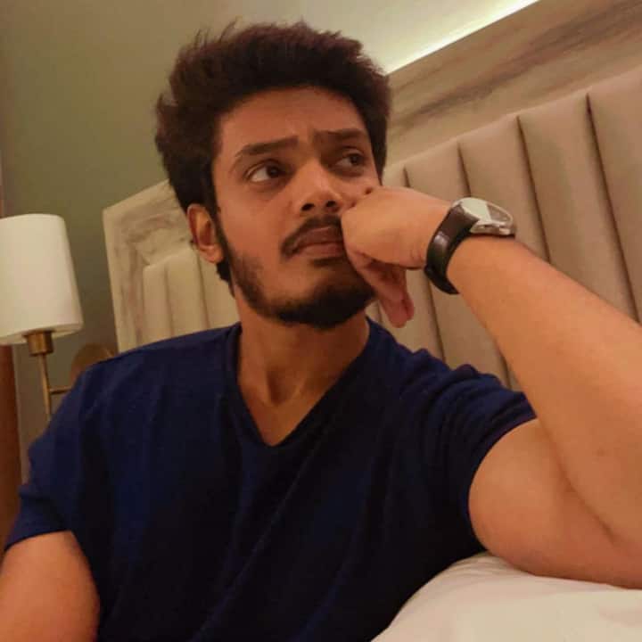 ఆకాష్ నటి కేతిక శర్మతో కలిసి రొమాంటిక్ చిత్రం చేశాడు.(Courtesy:Akash Puri Instagram)