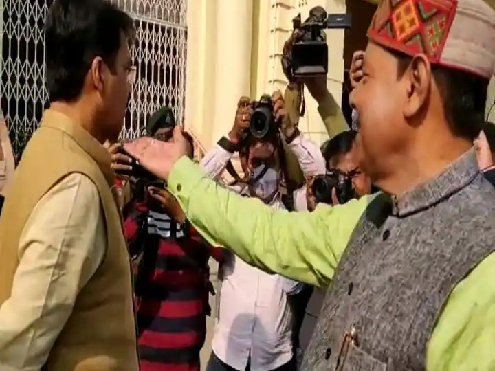 बिहार विधानसभा हंगामा: गालीगलौज के बाद गले मिले नेता