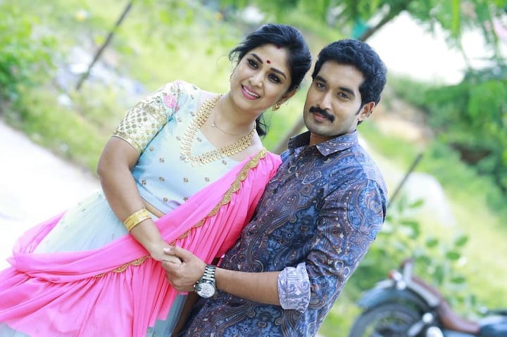 వీరిద్దరికీ పదేళ్ల వయసున్న ఒక బాబు కూడా ఉన్నాడు. (Image credit: Manjula Paritala/Instagram)
