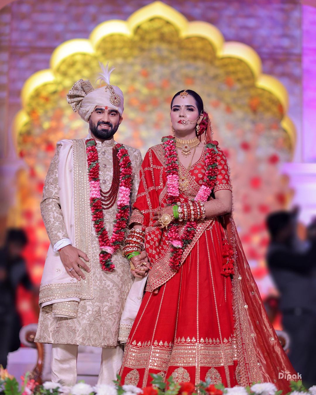 Cricket Rahul Tewatia Get Married To Fiancee Ridhi Pannu Un Royal Event See  Inside Wedding Album Bride In Red Attire And Gold Jewellery | Wedding  Album: मशहूर क्रिकेटर ने गर्लफ्रेंड से रचा