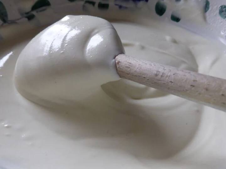 শীতকালে অনেকেই দই এড়িয়ে চলেন। ঠান্ডার সময়ে দই খাওয়া ঠিক নয় বলেই মনে করেন অনেক।