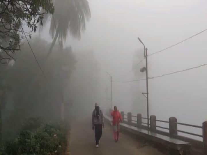 ঘূর্ণিঝড়ের প্রভাবে গোটা দক্ষিণবঙ্গ জুড়েই শনি ও রবিবার মাঝারি থেকে ভারী বৃষ্টির সম্ভাবনা রয়েছে।